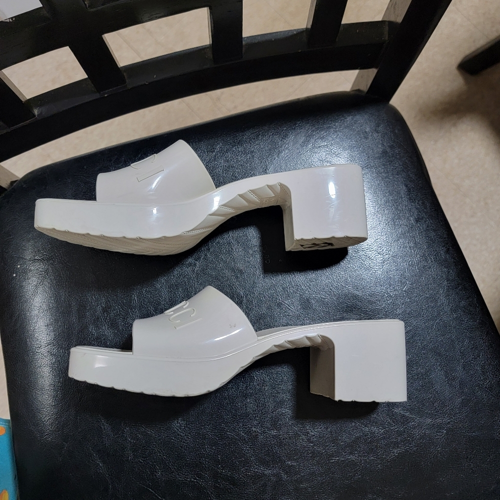 Gucci Women's Cream Slide Sandals - Picture 3 of 7